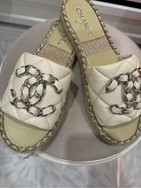 CHANEL Cream Quilted Leather Chain-Emblem Slide Sandals